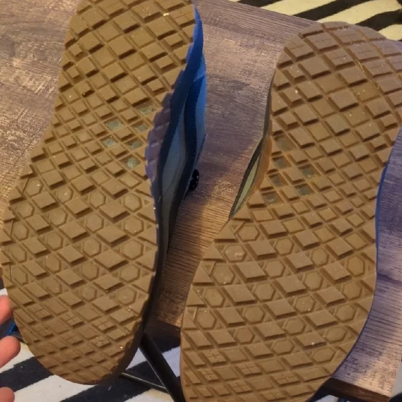 Vans Green and Black Sneakers - Picture 2 of 3